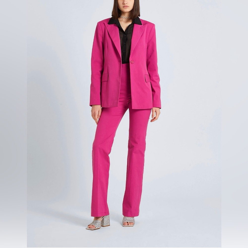 8 by Yoox.
Made in Italy.
100% pure cotton.
Blazer size 6, pants size 4.